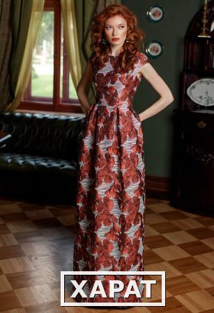 Фото Длинное красное платье с цветами