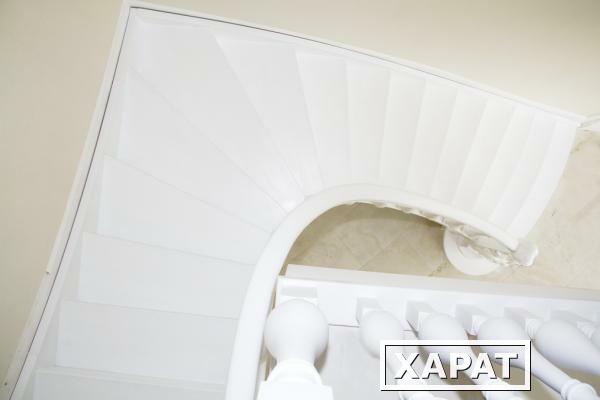 Фото Лестница на этаж элитная с изогнутыми деталями, ясень