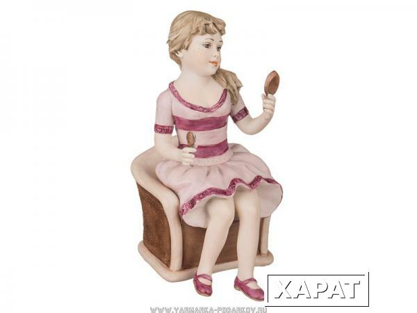Фото Статуэтка девушка в кресле высота 19 см, 11х9 см,