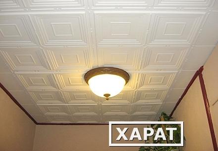 Фото Монтаж клеевой плитки на потолок