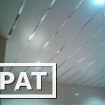 Фото Комплект реечного потолка для ванной комнаты (1,8м * 1,8м) панели 84R с промежуточным профилем (белый матовый + хром зеркало)