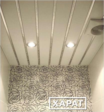 Фото Комплект реечного потолка для туалетной комнаты (1,35м*0,9м) белый глянец с промежутком зеркало хром