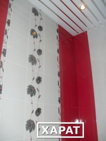 Фото Комплект реечного потолка для туалетной комнаты (1,5м*1,0м) белый глянец с промежутком зеркало хром