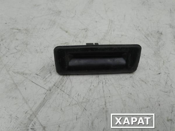 Фото Кнопка открывания багажника Skoda Rapid 2013&gt; (УТ000059564) Оригинальный номер 5E0827566