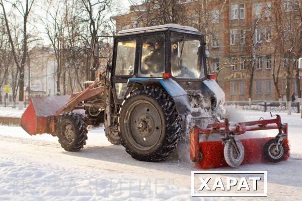Фото Уборка снега. Трактор МТЗ с отвалом и щеткой