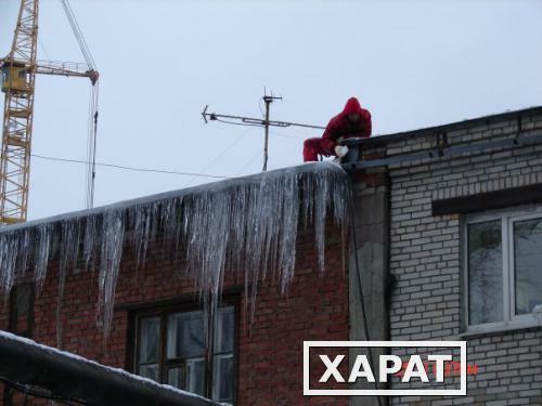 Фото Уборка снега с крыш в Ижевске