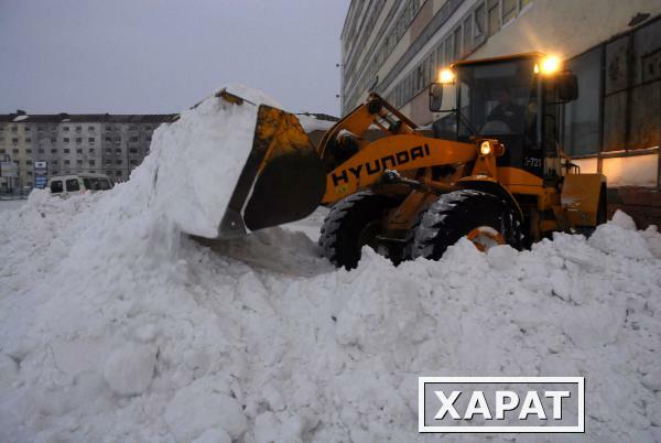 Фото Уборка территории от снега. Самосвалы