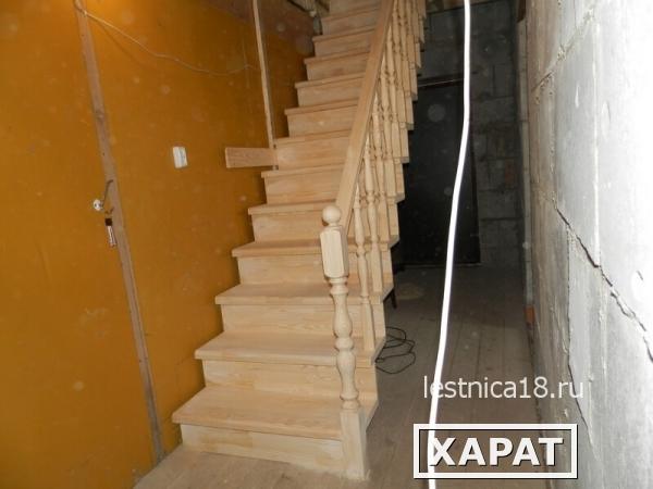 Фото Деревянная лестница на косоурах