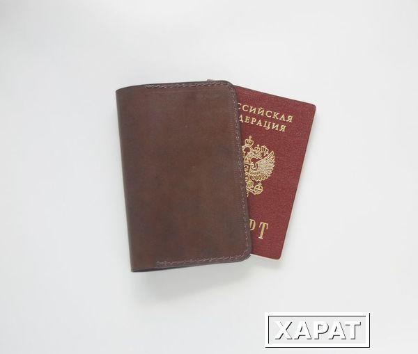 Фото Кожаная обложка на паспорт КОРИЧНЕВАЯ