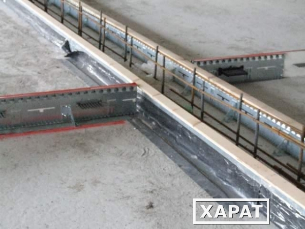 Фото Несъемная опалубка Metalscreed для устройства деформационных швов бетонного пола склада