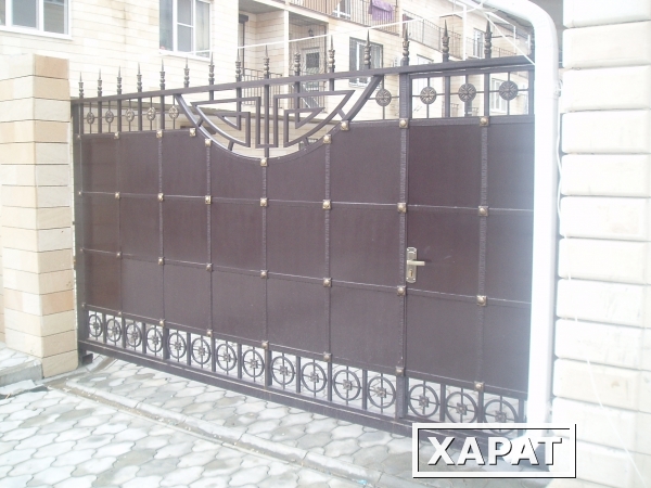 Фото Раздвижные металлические ворота с элементами ковки и литья.
