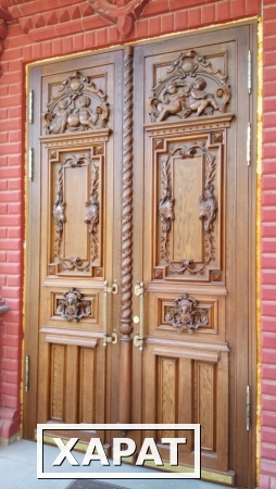 Фото Входная дверь из массива с резьбой