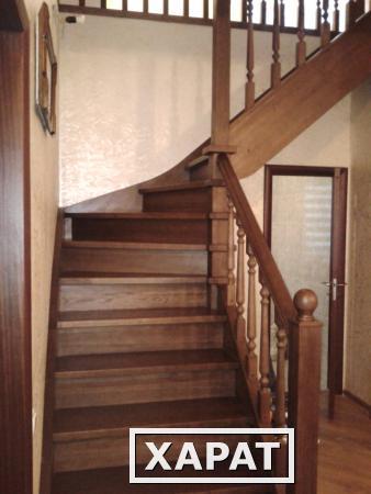 Фото Лестницы из сосны на деревянных косоурах