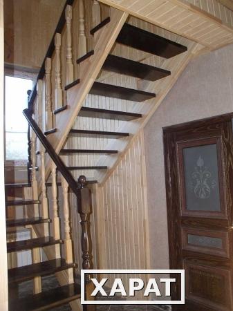 Фото Лестница на второй этаж из лиственницы. ИП Кениг А.В.