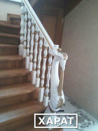 Фото Лестницы из лиственницы на деревянных косоурах