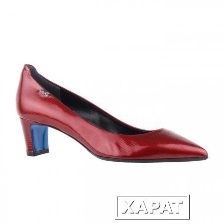 Фото LORIBLU Красные лаковые туфли-лодочки с каблуком сине-красного цвета от Loriblu