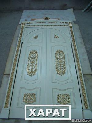 Фото Межкомнатная распашная дверь из мдф покрытого белой эмалью с золотой патино