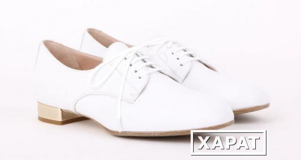 Фото DONNA SERENA Белые кожаные женские ботинки бренда Donna Serena на шнуровке