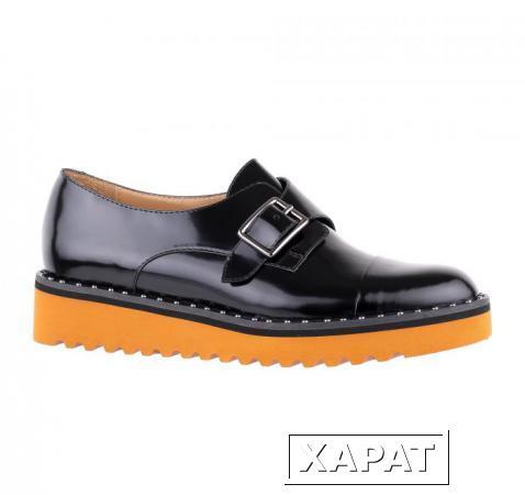 Фото NURSACE Красивые черные лаковые туфли с оранжевой подошвой от бренда NURSACE