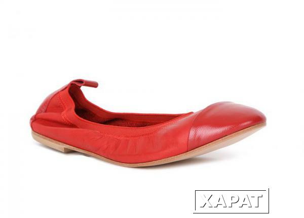 Фото VERSILIA Яркие красные кожаные балетки с резинкой от бренда Versilia