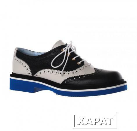 Фото POLLINI Черно-белые модные туфли из кожи на шнуровке от бренда Pollini
