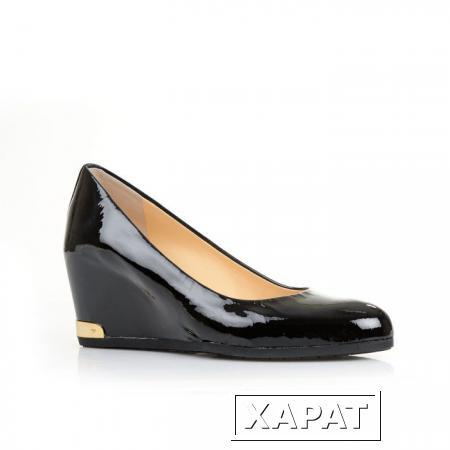Фото BALDININI Простые черные туфли из лакированной кожи от бренда Baldinini