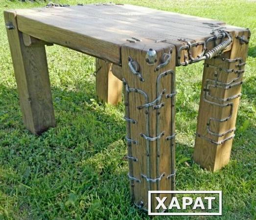 Фото Дубовый столик с декором из металла.