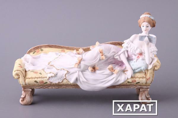 Фото Статуэтка "девушка на диване" 25*8 см. высота=16 см. Chaozhou Fountains&amp;statues (68-265)