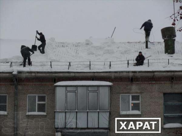 Фото Чистка снега с крыши