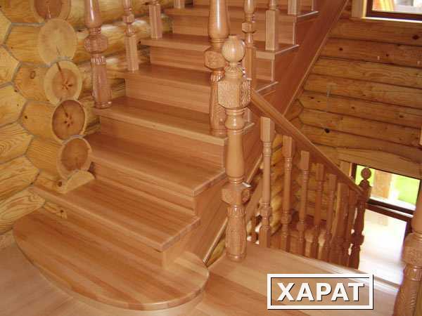 Фото Лестницы из лиственницы на деревянных тетивах