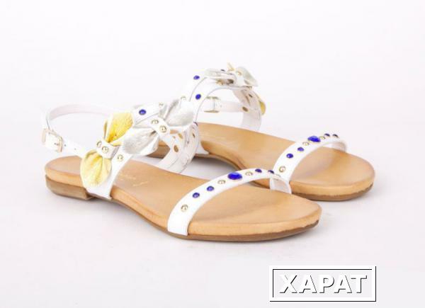 Фото CAFENOIR Белые кожаные сандалии со стразами от бренда Cafenoir
