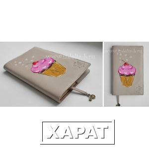 Фото Ежедневник с кожаной обложкой с рисунком, пирожное, мафин.