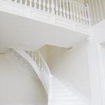 Фото №2 Лестница на этаж элитная с изогнутыми деталями, ясень