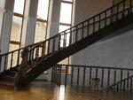 Фото №4 Лестница на этаж элитная с изогнутыми деталями, ясень