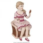 фото Статуэтка девушка в кресле высота 19 см, 11х9 см,