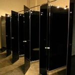 Фото №14 Нержавеющий крепеж фурнитура для санитарных туалетных кабин из стекла и стеклянных перегродок, межписсуарные перегородки стекло