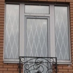 фото Раздвижные решетки на окна внутренние