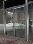 фото Двери алюминиевые из холодного профиля