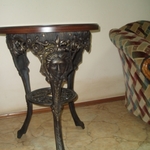фото Стол под вазу с элементами ковки и литья