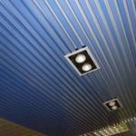 фото Реечный потолок с кубообразными рейками.