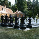 фото Гигантские парковые шахматы из пластика