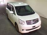 фото TOYOTA NOAH 7-ми местный полноприводный минивен