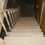 Фото №3 Деревянная лестница на косоурах
