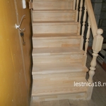 Фото №4 Деревянная лестница на косоурах