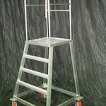 фото Лестница с площадкой на колесах с ограждением