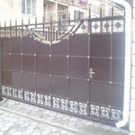 фото Раздвижные металлические ворота с элементами ковки и литья.