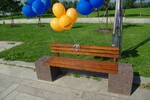 фото Бетонная скамейка со спинкой ЕВРО2 Lux с фактурой (Питерский гравий)
