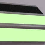 фото Противоскользящие накладки на ступени c флюоресцентной полосой