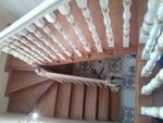 Фото №3 Лестницы из лиственницы на деревянных косоурах