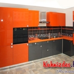 фото Кухня с акриловыми фасадами Оранж - серый металлик